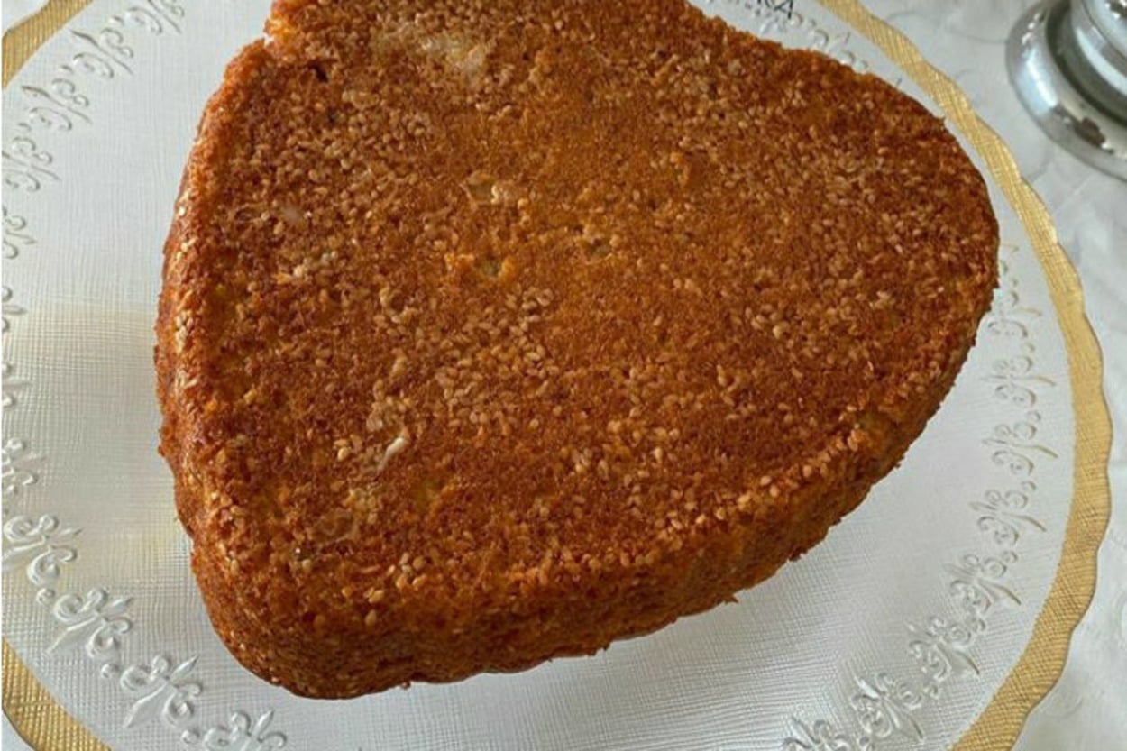 Tarçının Enfes Kokusu: Susamlı Kolay Kek