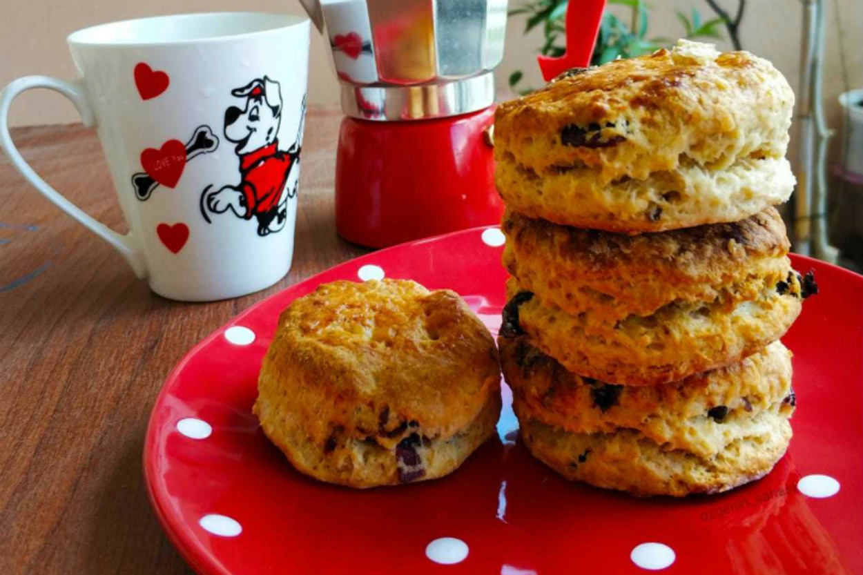 Reçel Sever: Kızılcıklı Erikli Scone