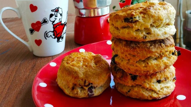Reçel Sever: Kızılcıklı Erikli Scone