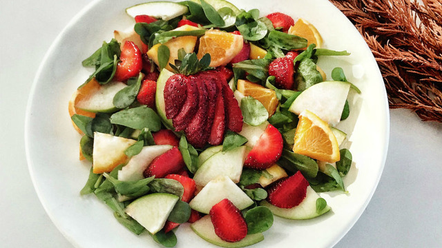 Renk Cümbüşü: Semizotlu Meyve Salatası