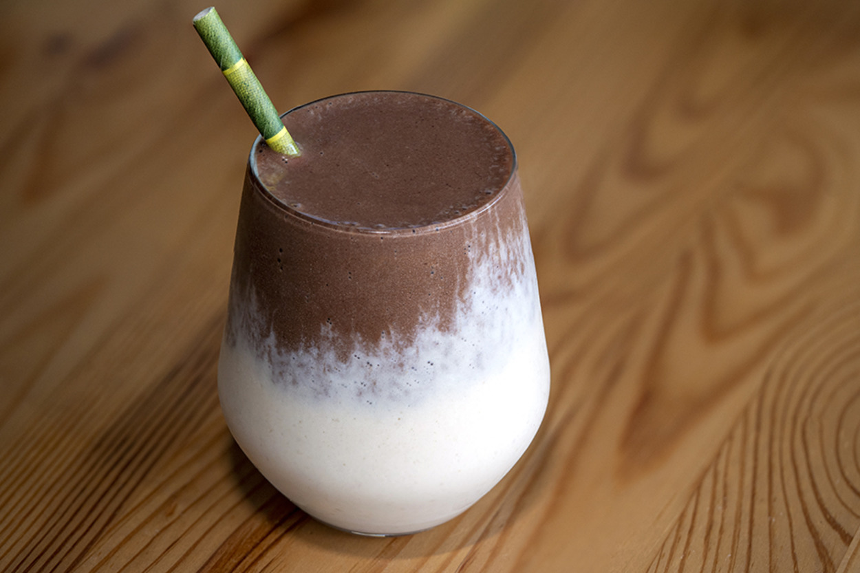 İki Renkli Lezzet: Kakaolu Muzlu Smoothie