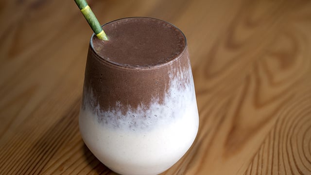 İki Renkli Lezzet: Kakaolu Muzlu Smoothie