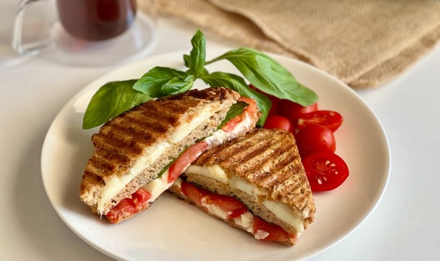Tek Başına Kahvaltı: Dört Peynirli Tost