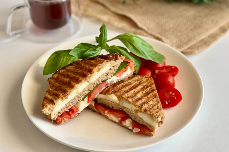 Dört Peynirli Tost Tarifi