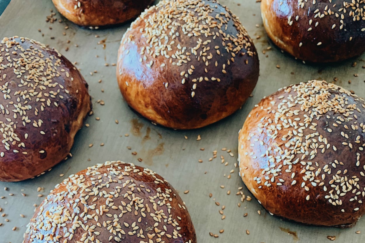 Briyoş Hamurundan: Tereyağlı Hamburger Ekmeği