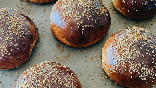 Briyoş Hamurundan: Tereyağlı Hamburger Ekmeği