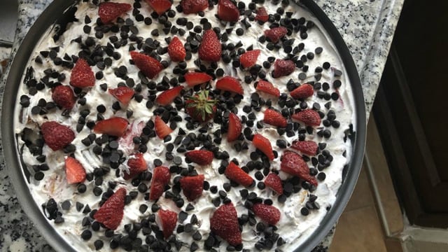 Pratik ve Enfes: Çilekli Bisküvili Pasta