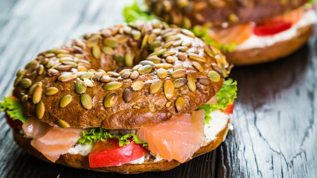 Modern Balık Ekmek: Füme Somon Sandviç