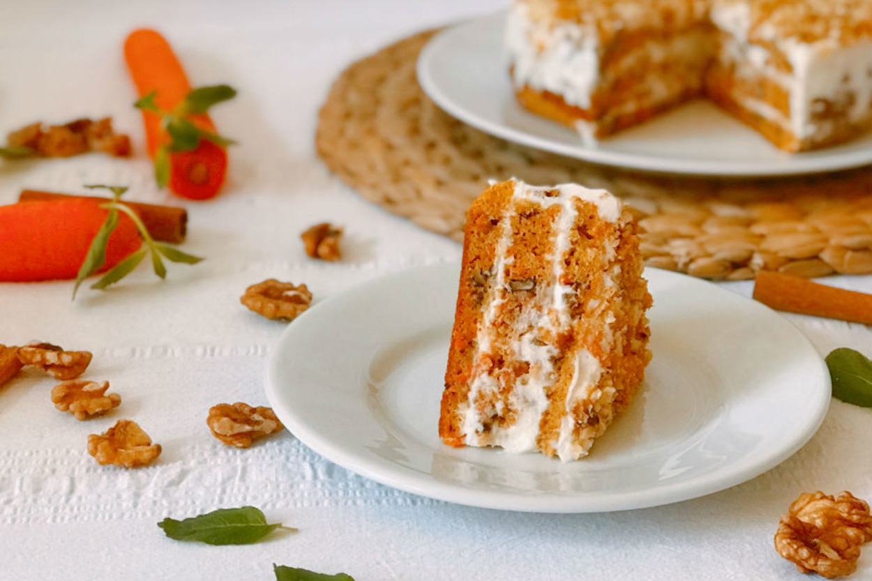 Arası Lezzet Dolu: Kremalı Havuçlu Tarçınlı Kek