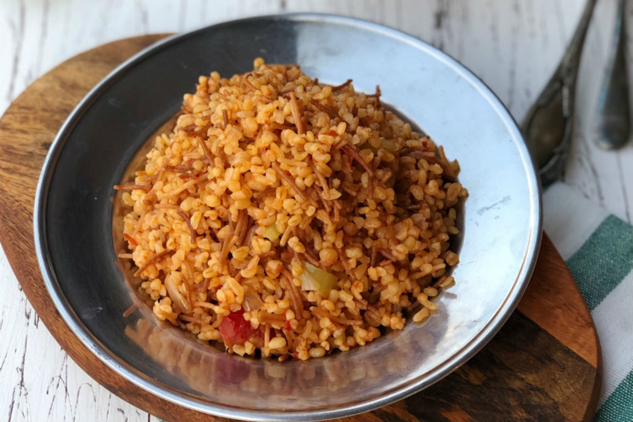 Kıvamı Tam Yerinde: Domatesli Biberli Tel Şehriyeli Bulgur Pilavı