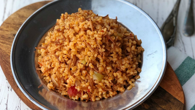 Kıvamı Tam Yerinde: Domatesli Biberli Tel Şehriyeli Bulgur Pilavı