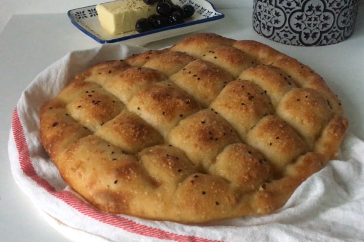 Nar Gibi Kızarmış: Pratik Ramazan Pidesi