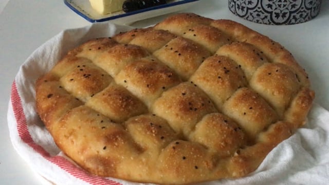 Nar Gibi Kızarmış: Pratik Ramazan Pidesi