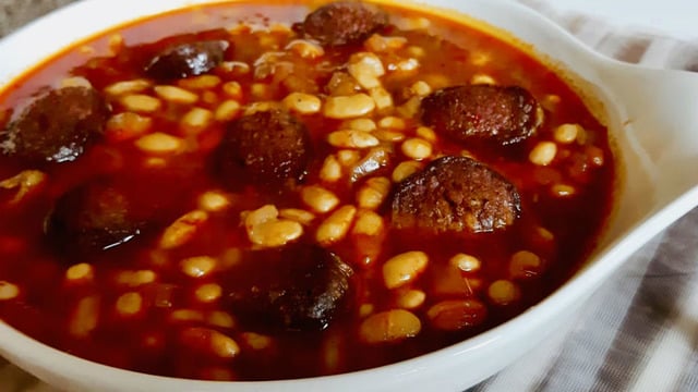 Ev Yemeklerinin En Sevilenlerinden: Sucuklu Kuru Fasulye