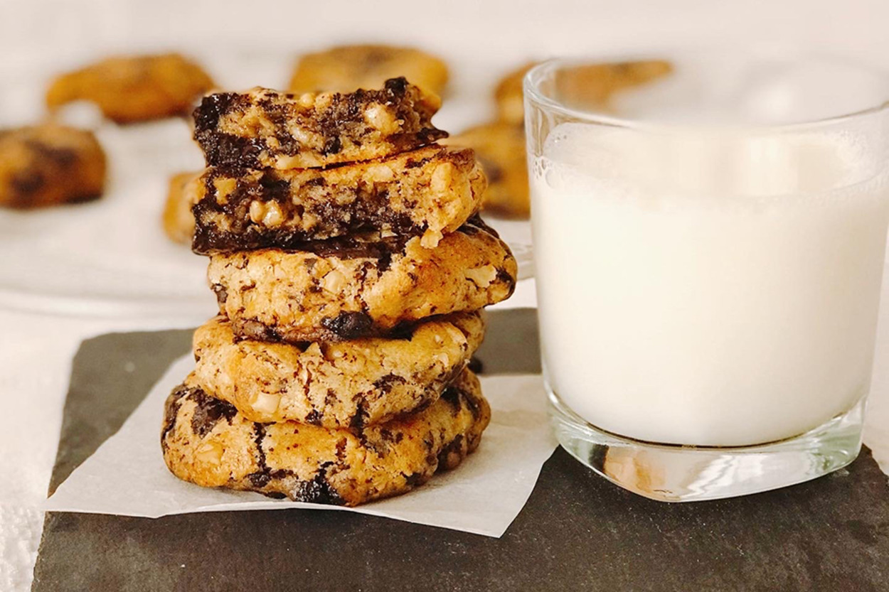 Süt ile Servis Edilen: Levain Cookie