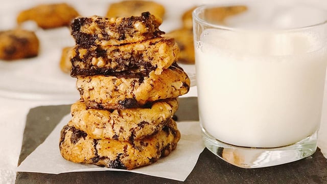 Süt ile Servis Edilen: Levain Cookie