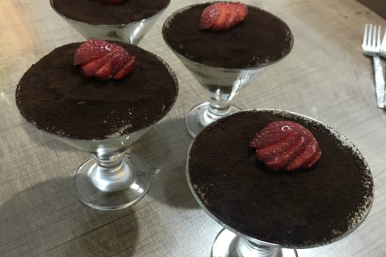 Pratik Yöntemiyle: Kupta Labnesiz Tiramisu