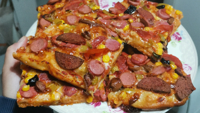 Lezzeti Bol: Bol Malzemeli Ev Pizzası
