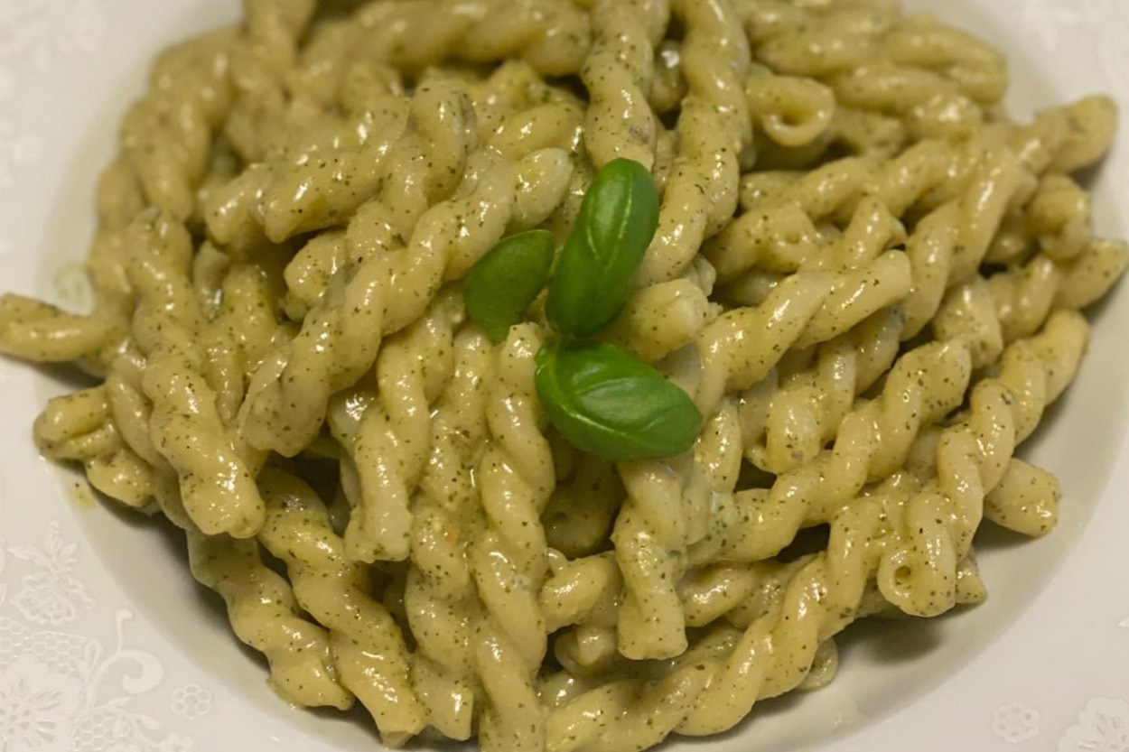 Fesleğen Kokusu Mutfağı Sarar: Kolay Pesto Soslu Makarna