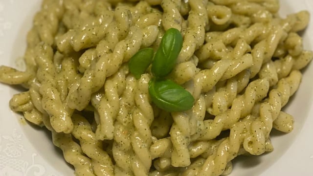 Fesleğen Kokusu Mutfağı Sarar: Kolay Pesto Soslu Makarna