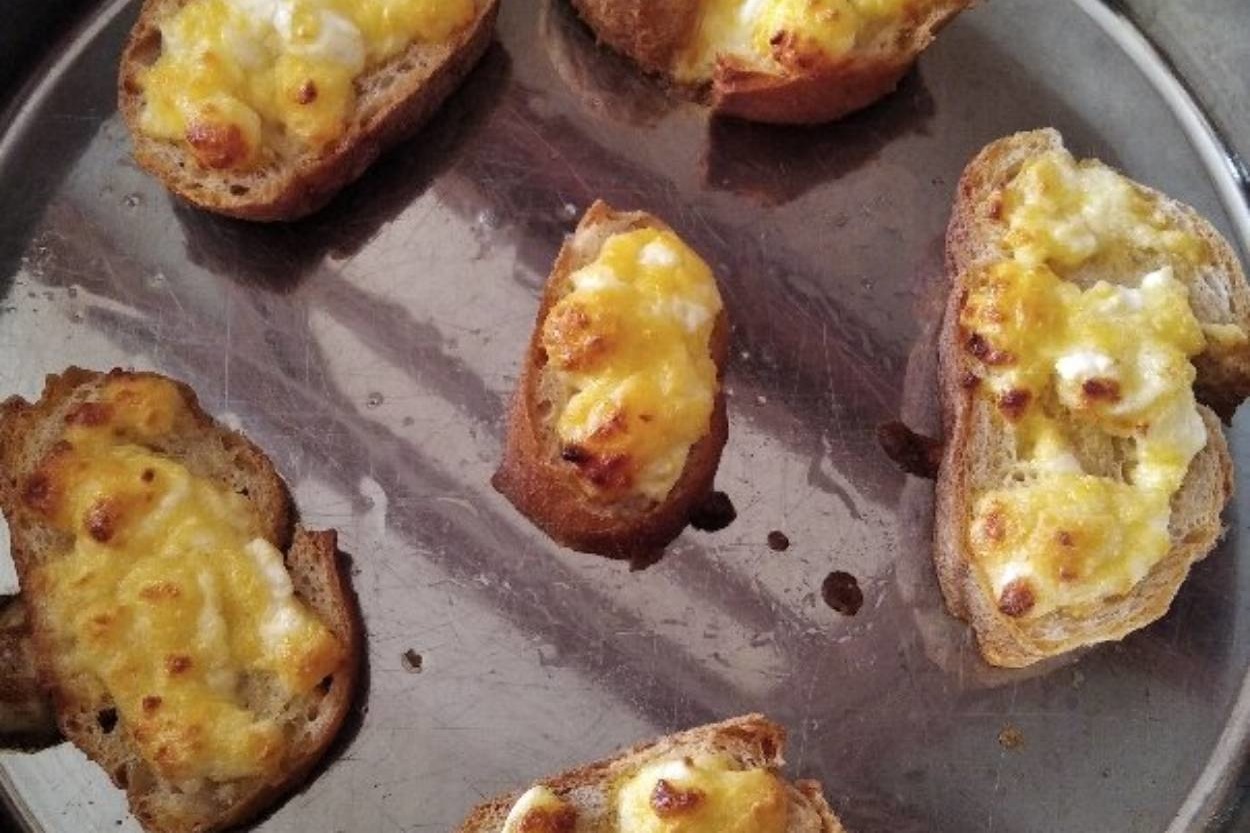 Kalanlar Değerlensin: Bayat Ekmekten Yumurtalı Ekmek