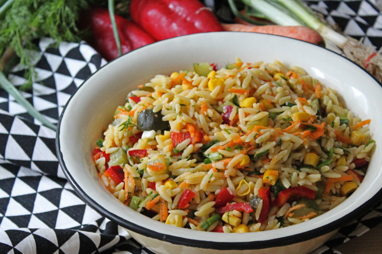 Gökkuşağı Gibi: Renkli Şehriye Salatası