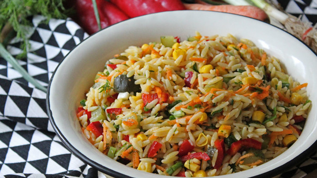 Gökkuşağı Gibi: Renkli Şehriye Salatası