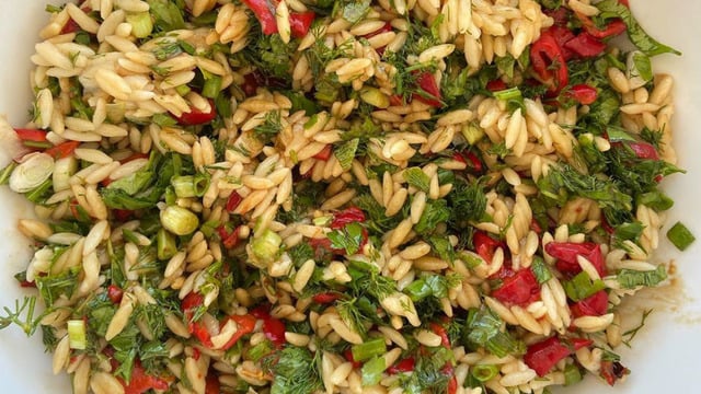 Doyurmak Onun İşi: Arpa Şehriyeli Salata