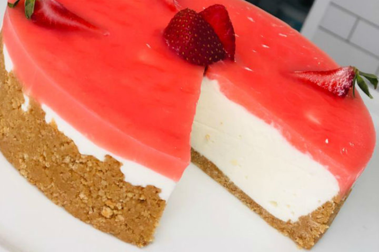 Kolay Lezzet Arayanlara: Çilekli Cheseecake