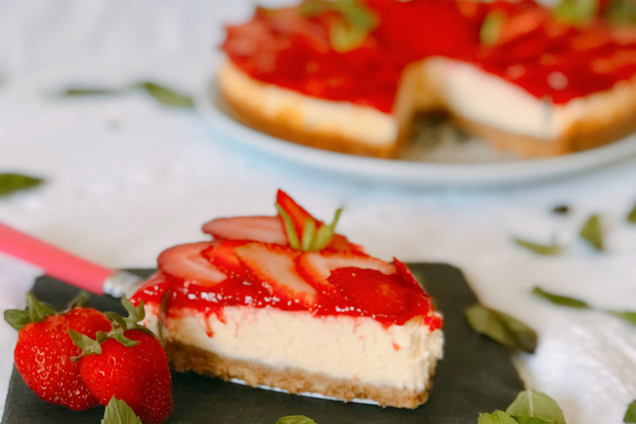 Enfes Sosuyla Büyüler: Kolay Çilekli Cheesecake