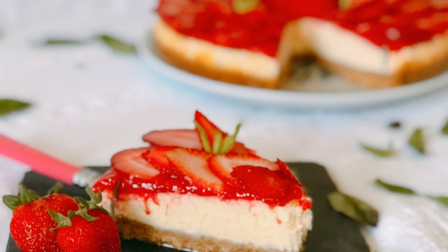 Enfes Sosuyla Büyüler: Kolay Çilekli Cheesecake