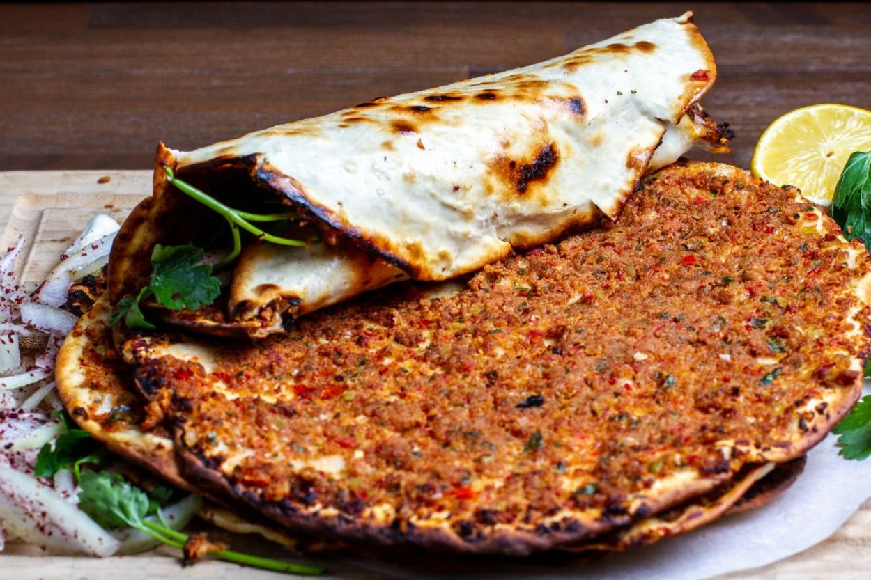 Kurumadan Pişsin, Taş Fırın Lezzetinde Olsun: Lahmacun Hamuru Nasıl Yapılır?
