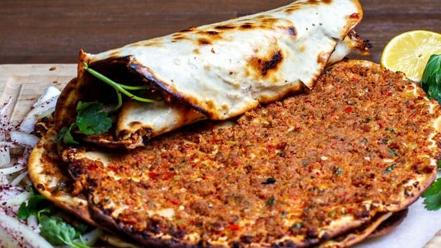 Kurumadan Pişsin, Taş Fırın Lezzetinde Olsun: Lahmacun Hamuru Nasıl Yapılır?