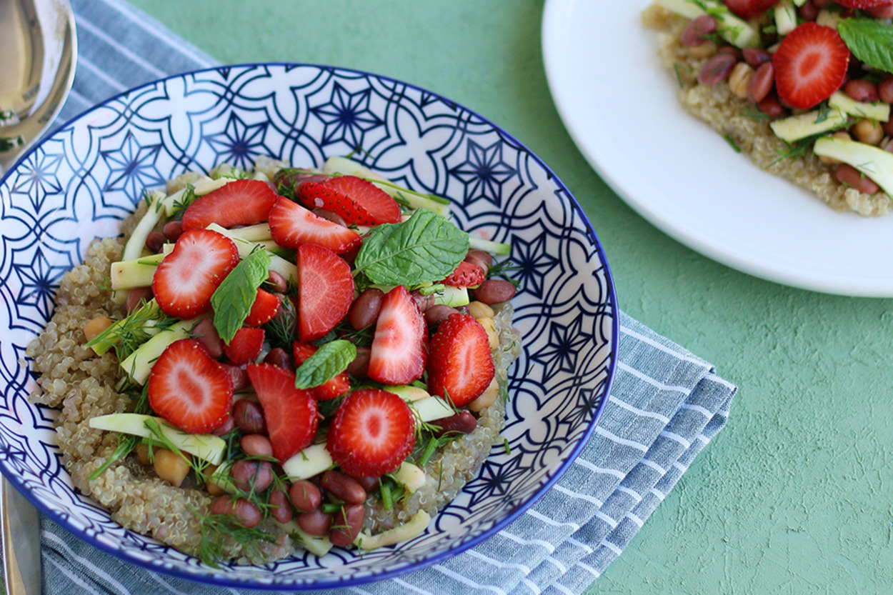 Ekşi ve Tatlı: Çilekli Kinoa Salatası