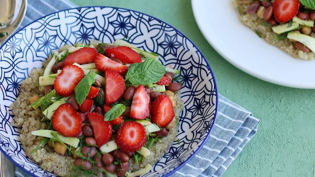 Ekşi ve Tatlı: Çilekli Kinoa Salatası