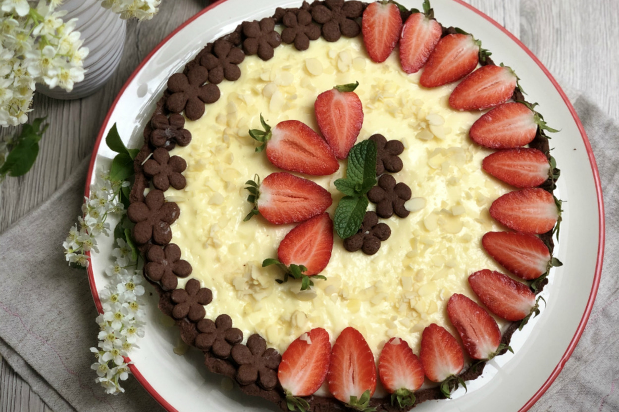 Şık Sunumuyla: Kakaolu Çilekli Tart