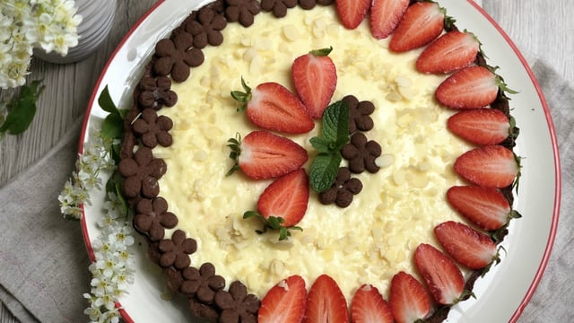 Şık Sunumuyla: Kakaolu Çilekli Tart