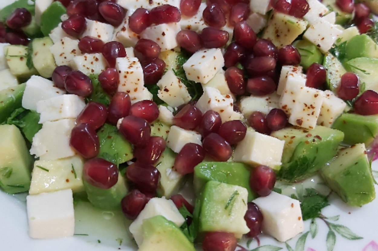 Lezzet ve Sağlık Dolu: Narlı Avokado Salatası