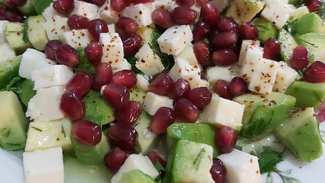 Lezzet ve Sağlık Dolu: Narlı Avokado Salatası