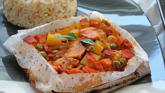 Kendinden Sunumlu: Tavuklu Pratik Kağıt Kebabı