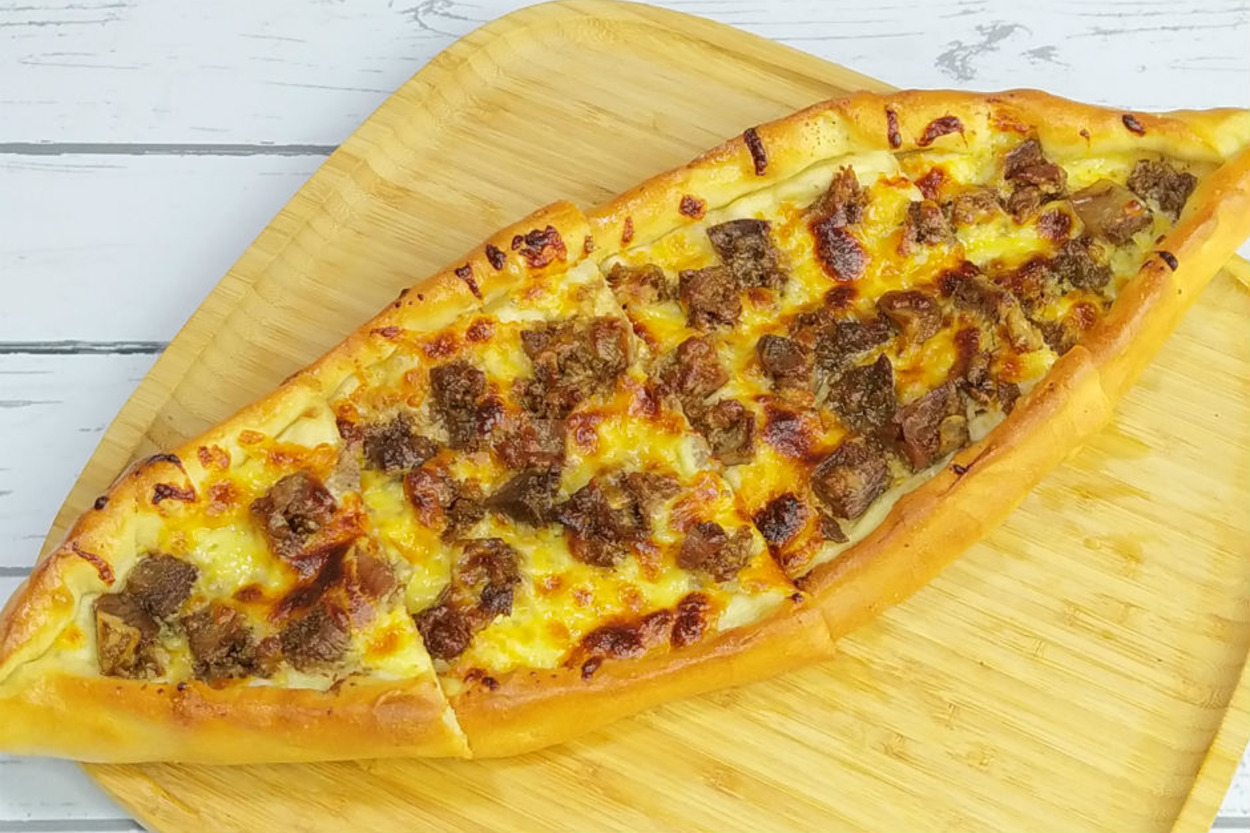 Ev Usulü: Kavurmalı Kaşarlı Pide