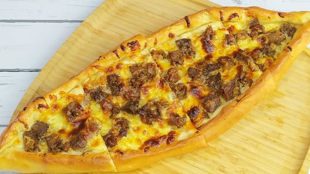 Ev Usulü: Kavurmalı Kaşarlı Pide
