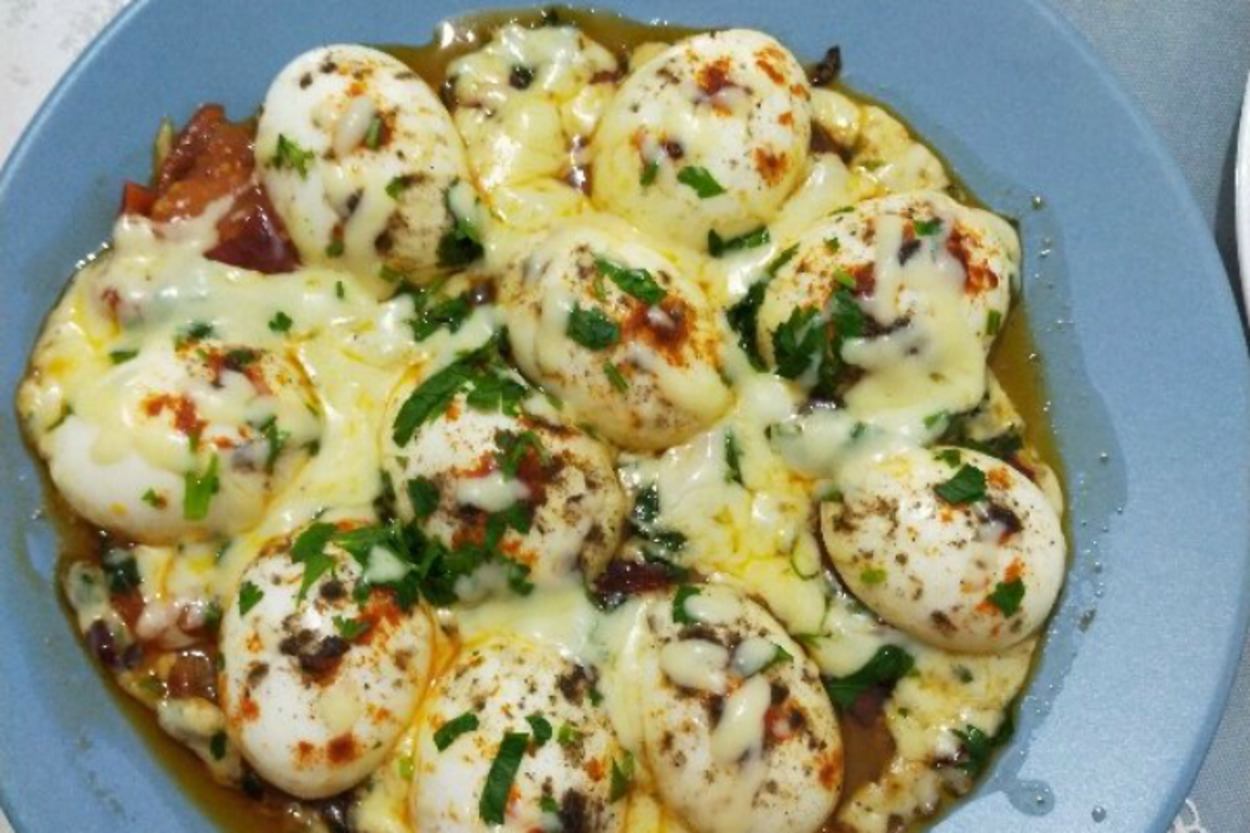 Akışkan Peynirli: Domatesli Yumurta Kapama