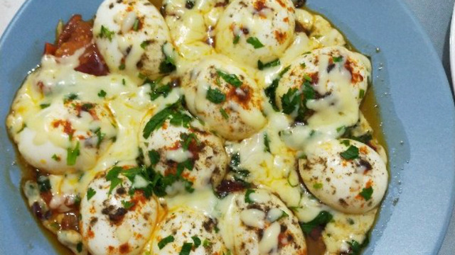 Akışkan Peynirli: Domatesli Yumurta Kapama