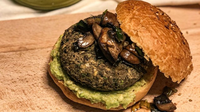 Ete Enfes Bir Alternatif: Nohut ve Mantardan Hamburger Köftesi