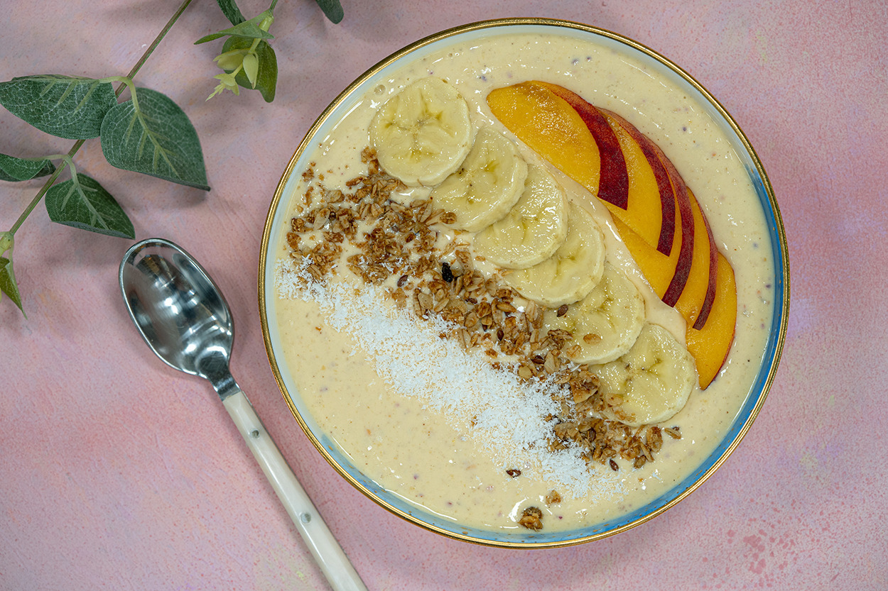 Hafifliği Bol Meyvesinden: Şeftalili Smoothie Bowl