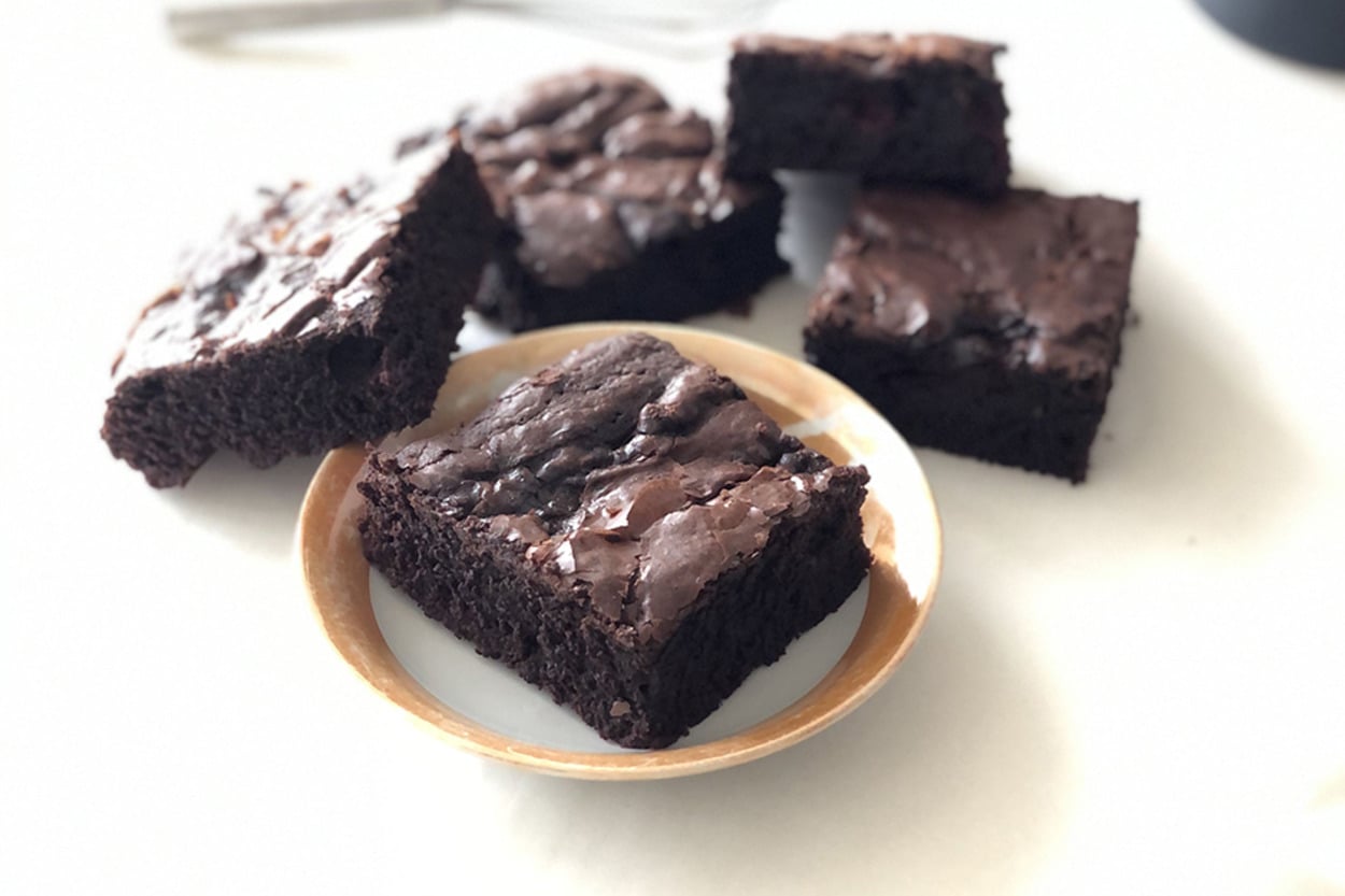 Bir Top Dondurmayla: Vişneli Bitter Çikolatalı Brownie
