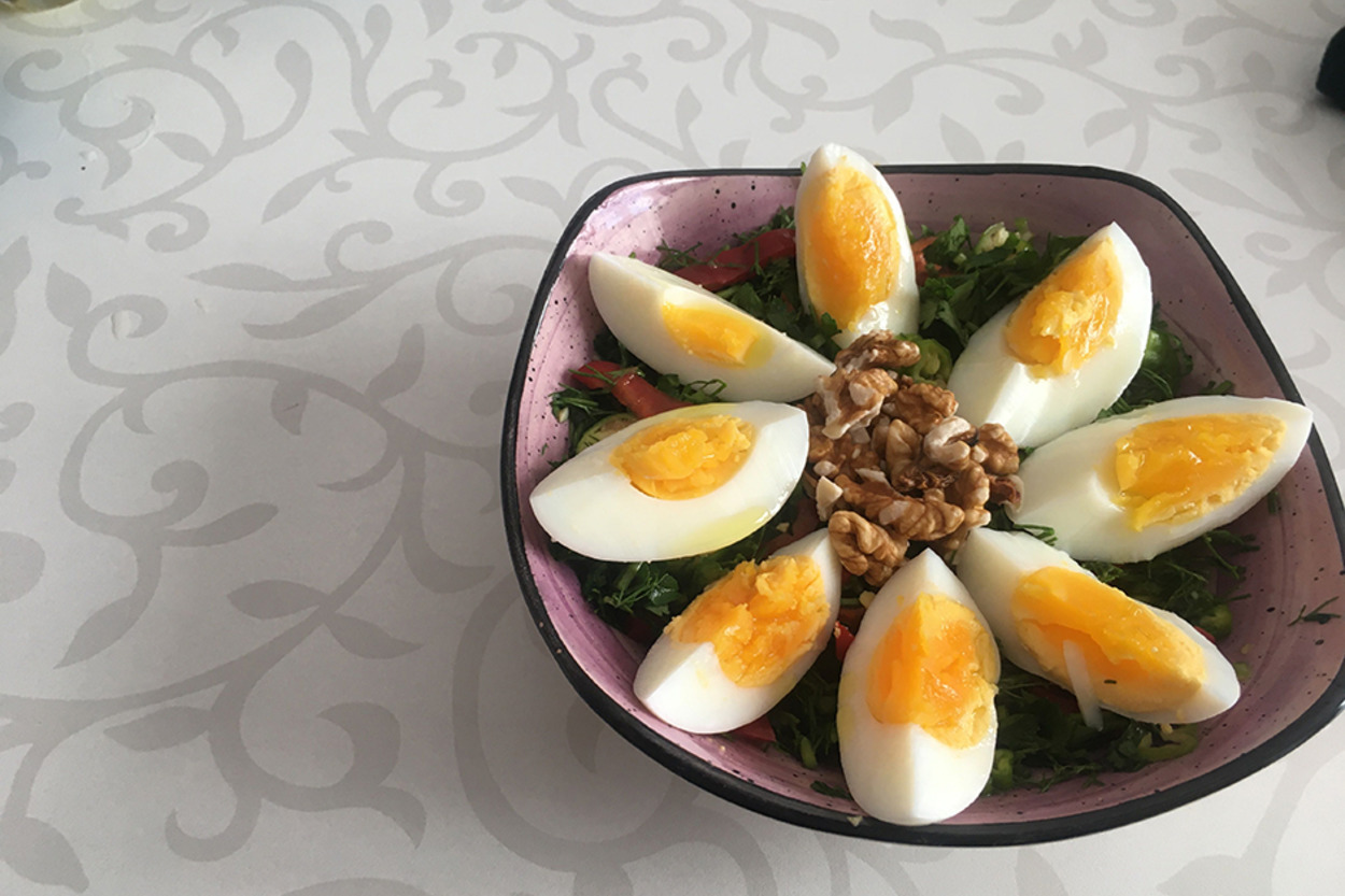 Çok Doyurucu: Yumurtalı Kahvaltı Salatası