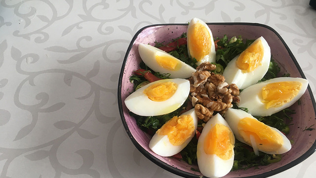 Çok Doyurucu: Yumurtalı Kahvaltı Salatası