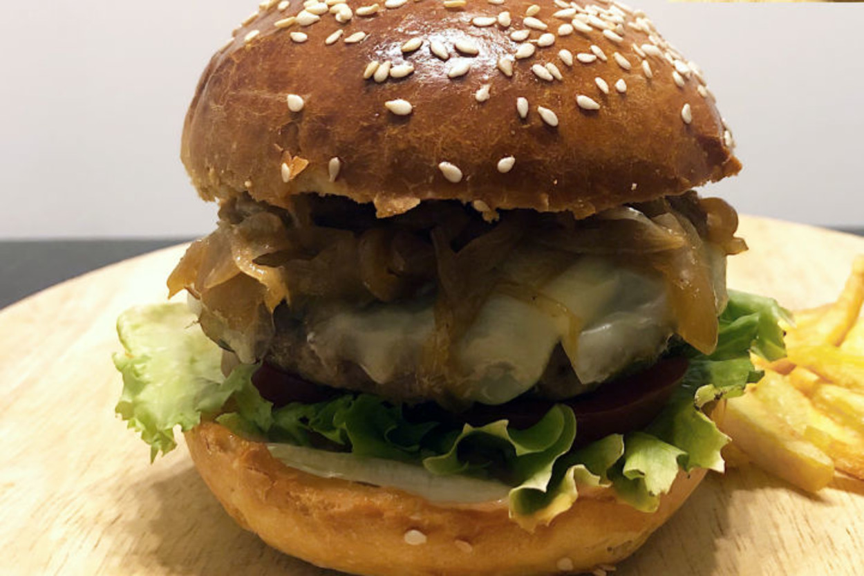 Dışarıda Yediklerinizi Aratmayacak: Karamelize Soğanlı Burger